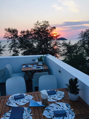 Rooftop bar, ocean views, open daily - Naia Resort (Sihanoukville)