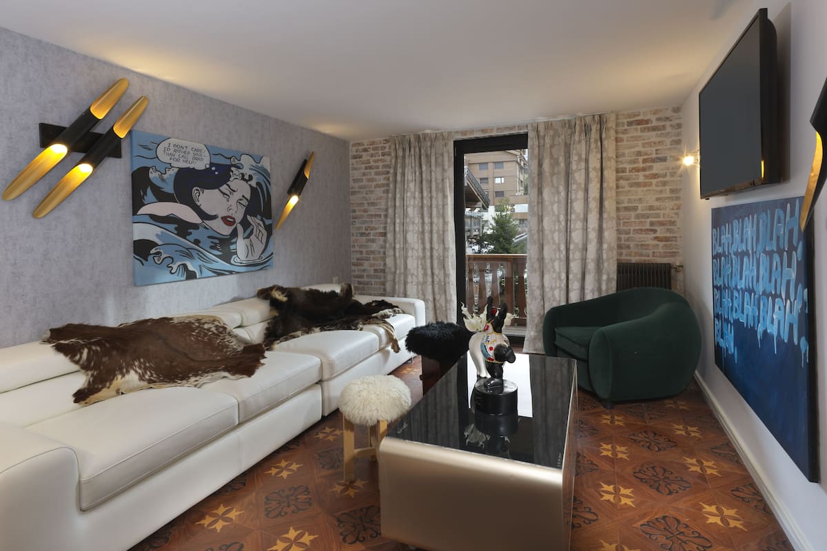 Suite 303 | Wohnbereich | 50-Zoll-LCD-Fernseher mit Digitalempfang, Fernseher, Netflix
