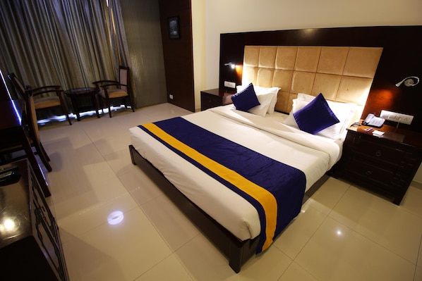 In-room safe, desk, free WiFi