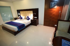 In-room safe, desk, free WiFi