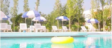 Piscine extérieure, parasols de plage, chaises longues