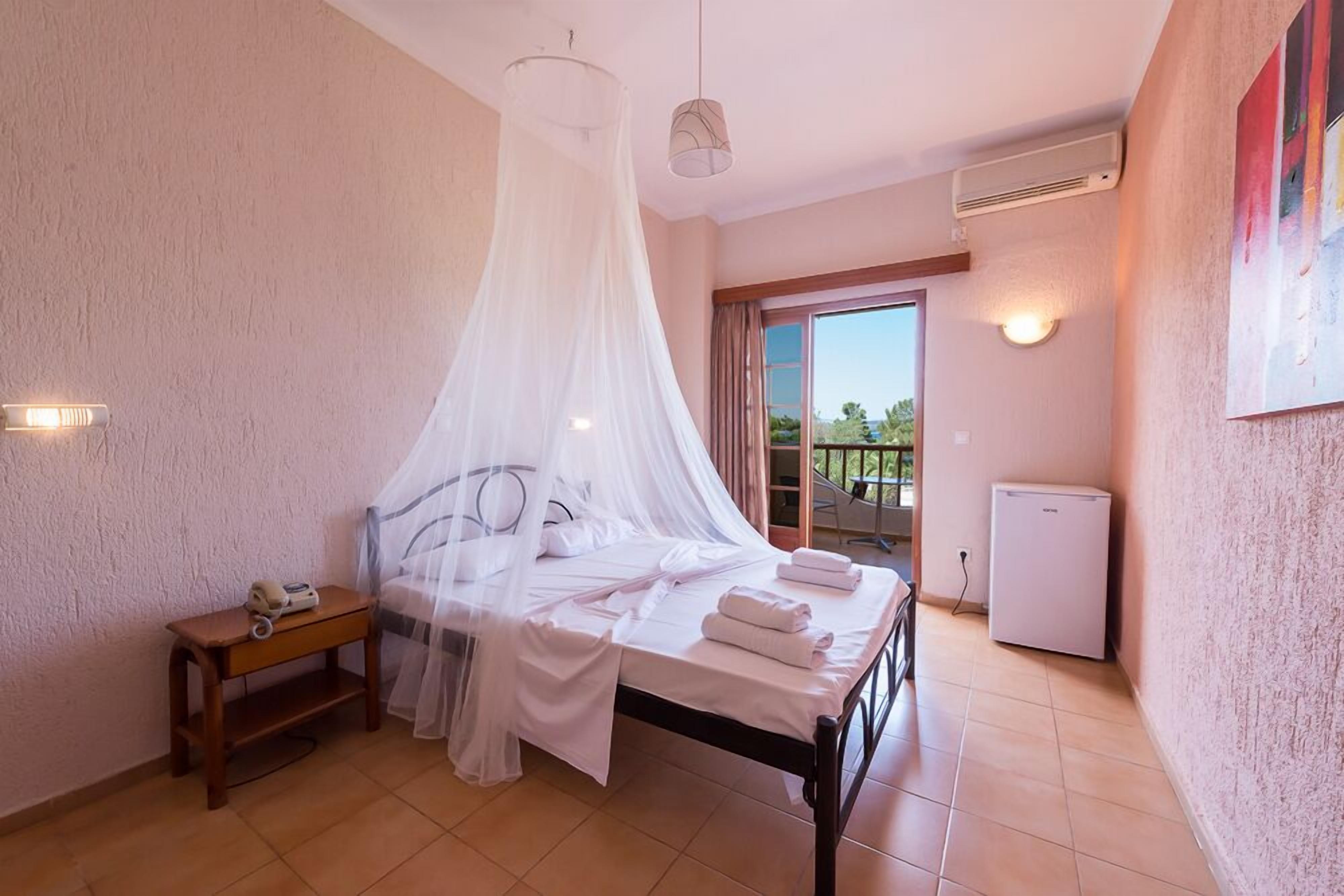 Habitación estándar, vista parcial al mar | Minibar, caja de seguridad en la habitación y wifi gratis 