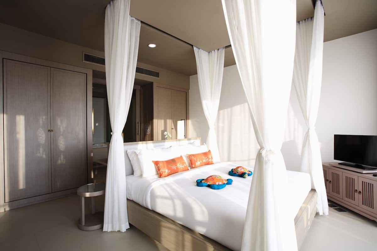 In-room safe, desk, free WiFi, wheelchair access