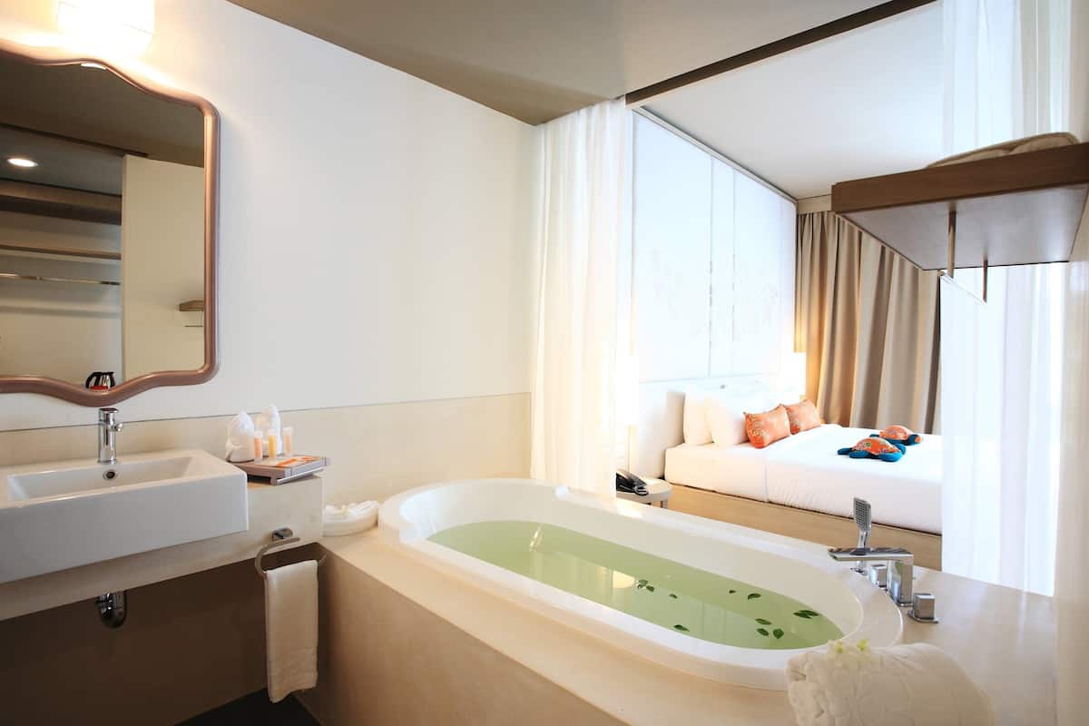 separate bathtub and shower, free toiletries, hair dryer, bathrobes