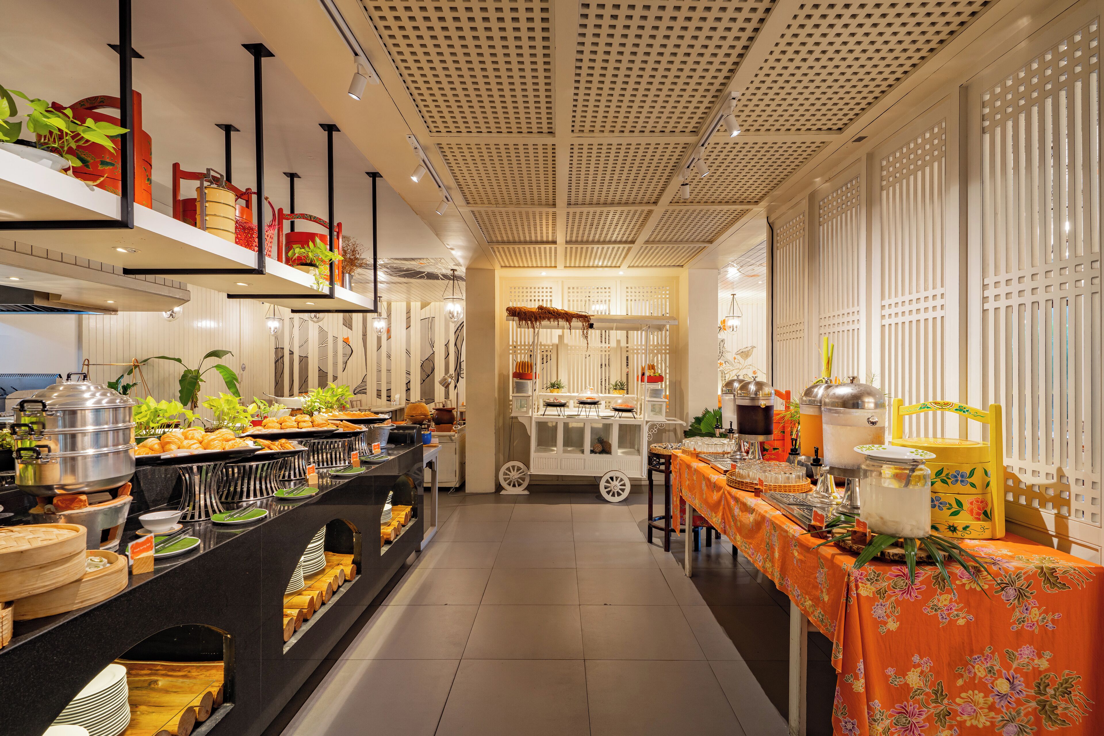 2 restaurants, breakfast, lunch, dinner served; international cuisine