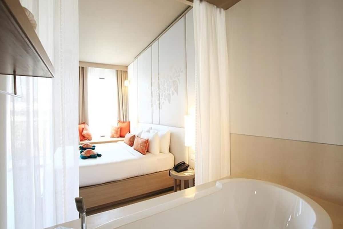 In-room safe, desk, free WiFi, wheelchair access