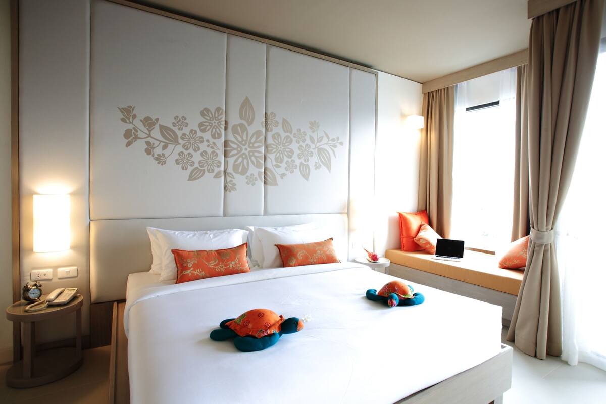 Superior Room, Pool View | セーフティボックス (室内)、デスク、WiFi (無料)