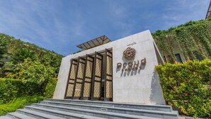Un edificio de diseño moderno, con una entrada destacada que incluye puertas de cristal y una estructura de techo metálico.