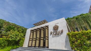 Vista frontal de la propiedad