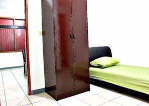 Desk, free WiFi - De Sun Pasteur Guest House by HouseinBandung (Bandung)