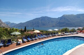 Seasonal outdoor pool, pool umbrellas, pool loungers - Residence Oasi (Limone sul Garda)
