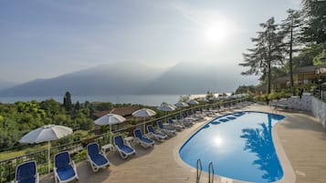 Piscina stagionale all'aperto, ombrelloni da piscina, lettini