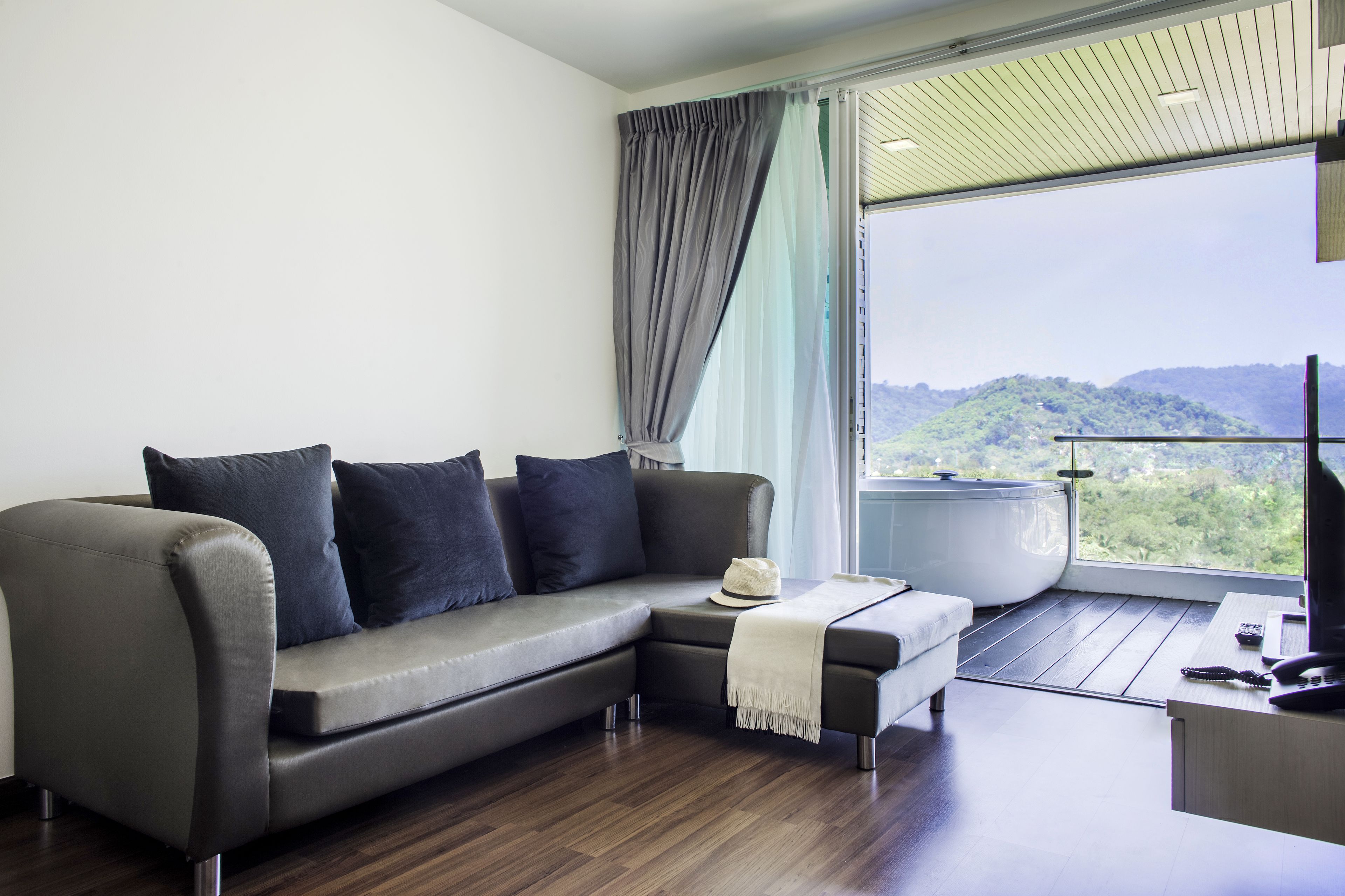 Panoramic Penthouse A, 2 Bedrooms, Mountain View | Een minibar, een bureau, verduisterende gordijnen, geluiddichte muren