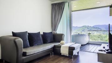 Panoramic Penthouse A, 2 Bedrooms, Mountain View | Een minibar, een bureau, verduisterende gordijnen, geluiddichte muren