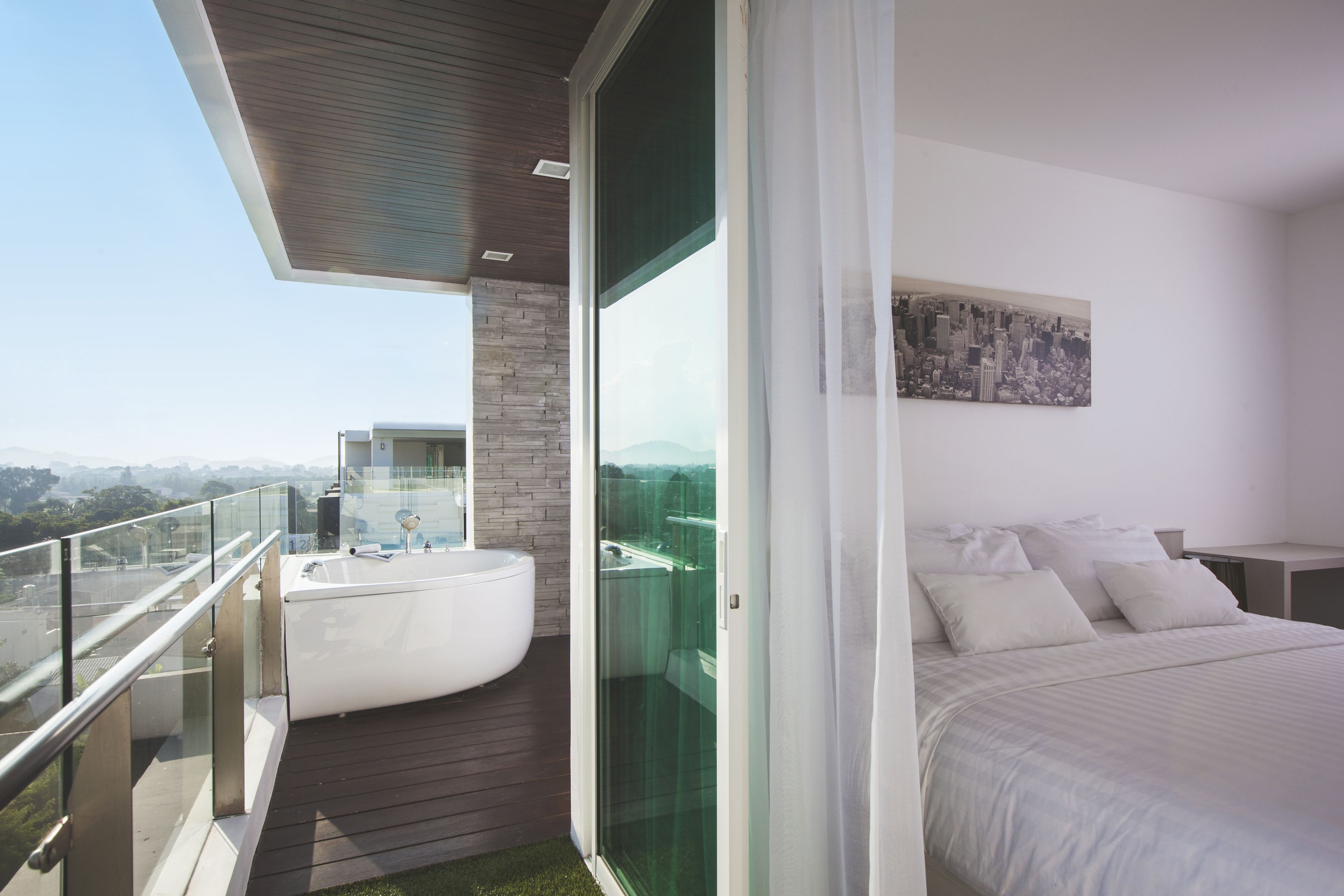 Panoramic Penthouse A, 2 Bedrooms, Mountain View | Een minibar, een bureau, verduisterende gordijnen, geluiddichte muren