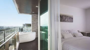 Panoramic Penthouse A, 2 Bedrooms, Mountain View | Een minibar, een bureau, verduisterende gordijnen, geluiddichte muren