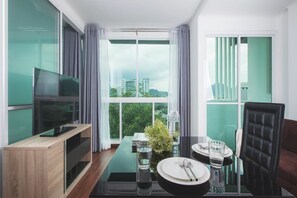 Suite Bulan Madu | Minibar, meja kerja, tirai kedap cahaya, dan kedap suara