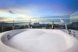 Minibar, meja kerja, tirai kedap cahaya, dan kedap suara