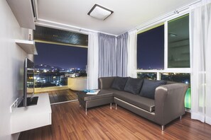 Panoramic Penthouse A, 2 Bedrooms, Mountain View | Frigobar, escrivaninha, cortinas blackout, quartos à prova de som
