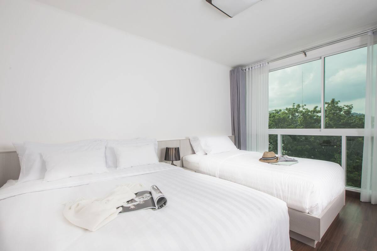 Family Suite, 1 Bedroom, Pool Floor | ミニバー、デスク、遮光カーテン、防音設備
