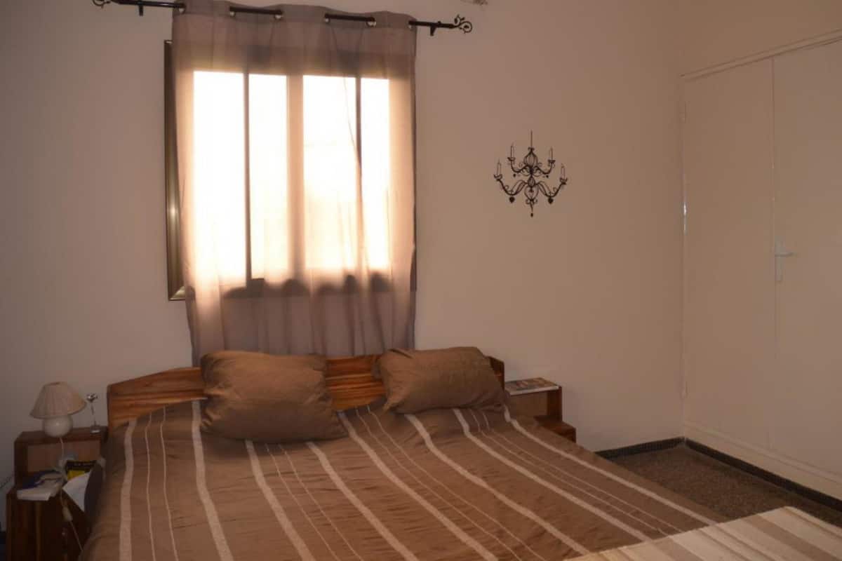 Chambre (Sénégalaise) | Bureau, rideaux occultants, lits bébé (gratuits)
