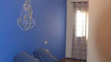 Room (Mauritanienne) | Desk, blackout drapes, free cribs/infant beds, rollaway beds