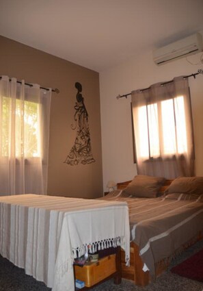 Escritorio, cortinas blackout y cunas gratuitas