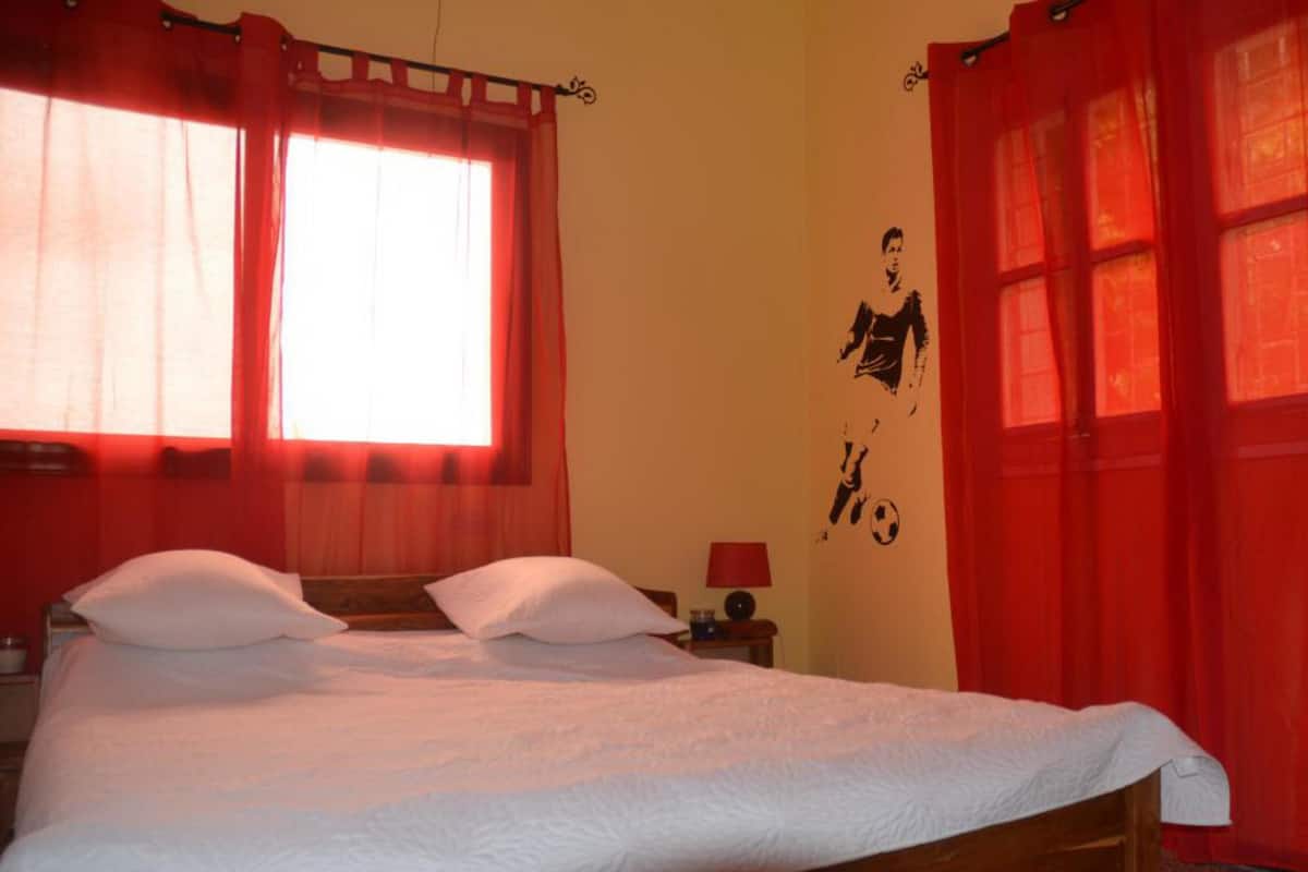 Chambre (Espagnole) | Bureau, rideaux occultants, lits bébé (gratuits)