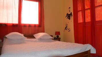 Room (Espagnole) | Desk, blackout drapes, free cribs/infant beds, rollaway beds