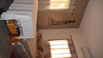 Room (Sénégalaise) | Desk, blackout drapes, free cribs/infant beds, rollaway beds