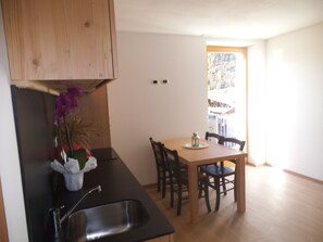 Full-size fridge, microwave, stovetop, dishwasher