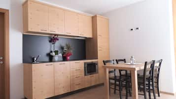Full-sized fridge, microwave, stovetop, dishwasher