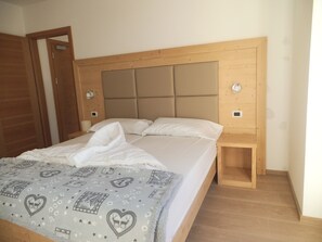 1 bedroom, Frette Italian sheets, premium bedding, down comforters