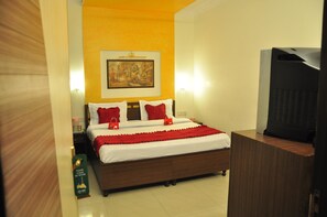 Habitación estándar con 1 cama matrimonial o 2 individuales, 1 cama matrimonial, baño privado | Escritorio, camas extra y wifi gratis