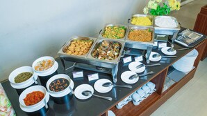 A buffet with various food options and utensils. - Midtown Xpress Sampit Kalimantan Tengah (Sampit)