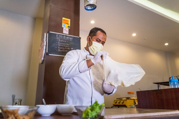 Petit déjeuner, déjeuner et dîner servis sur place