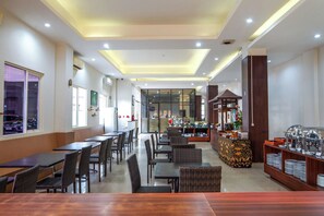 Café da manhã, almoço e jantar; culinária internacional 