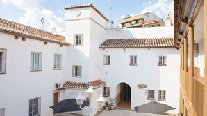 Courtyard - Suncity Plaza Apartments (Málaga)