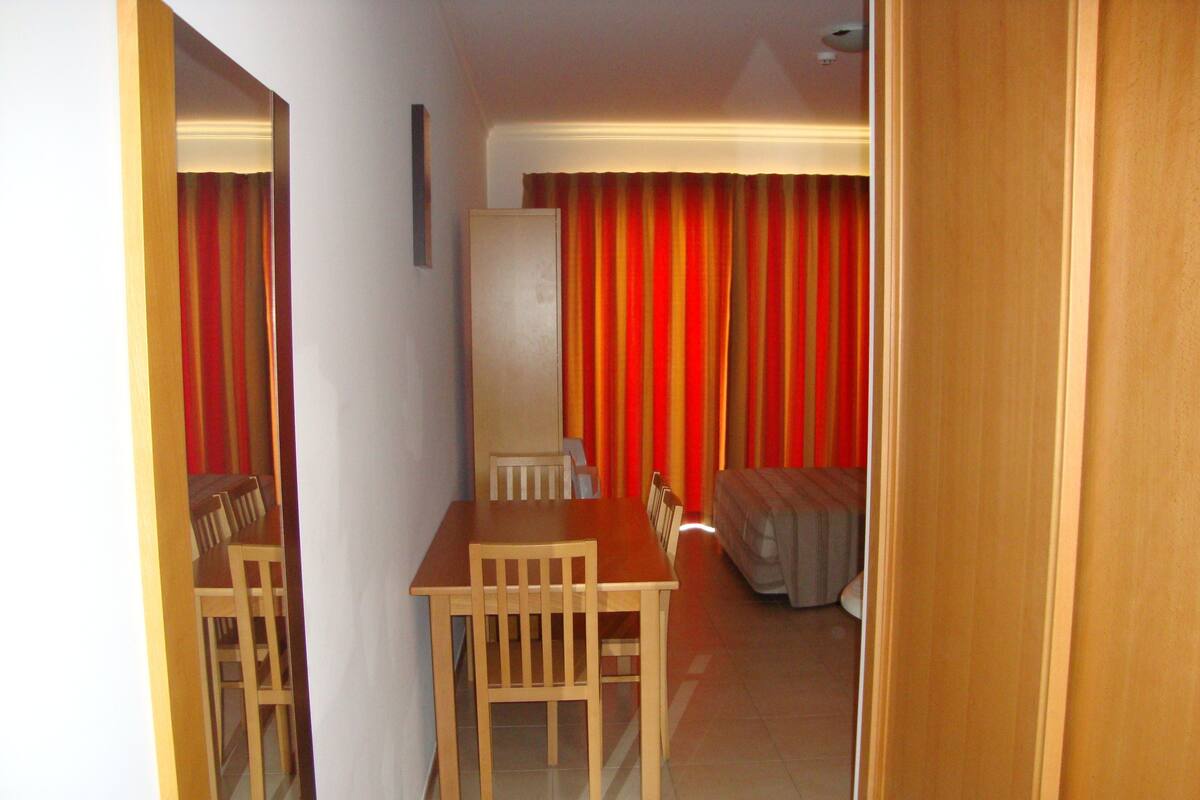 Estudio, balcón | Tabla de planchar con plancha, cunas gratuitas y camas extra