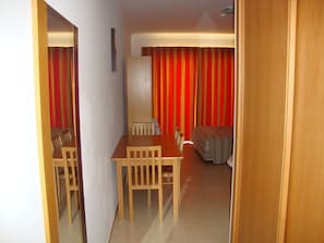 Estúdio, sacada | Ferros/tábuas de passar roupa, berços grátis