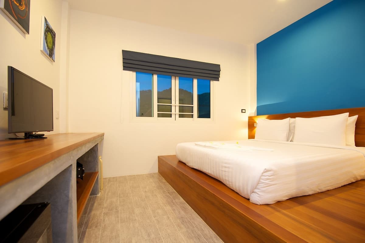 Standard Room, 1 Katil Raja (King) | Bar mini, peti besi dalam bilik, meja, langsir/tirai gelap terus 