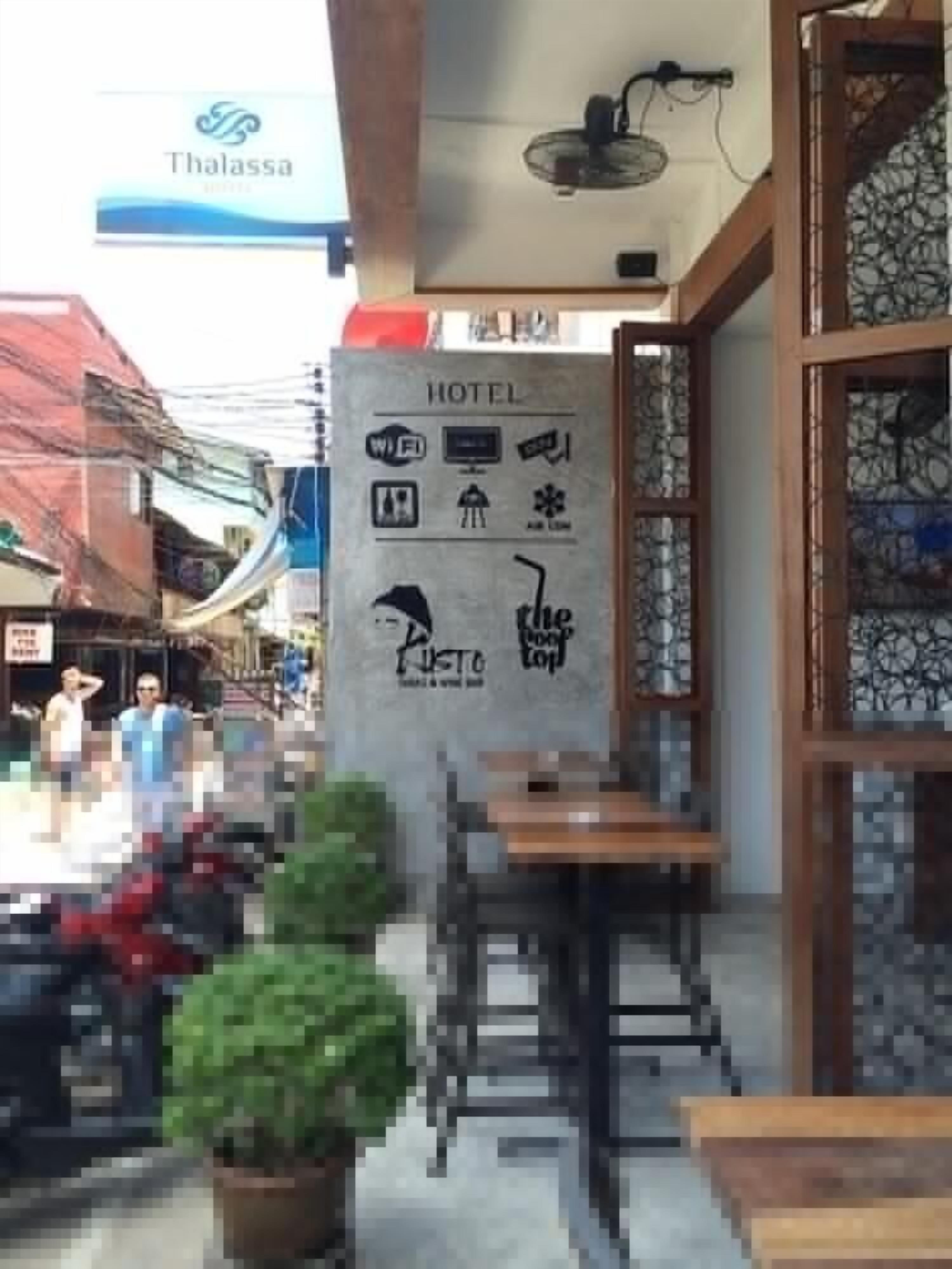 breakfast, lunch, dinner served; fusion cuisine