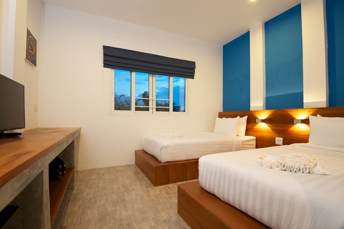 Standard Room, 2 Katil Bujang (Single) | Bar mini, peti besi dalam bilik, meja, langsir/tirai gelap terus 