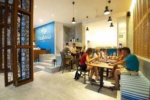 Déjeuner, dîner, souper et brunch servis sur place