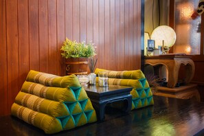 Lobby sitting area - MeeTangNangNon Bed&Breakfast (Ratsada)