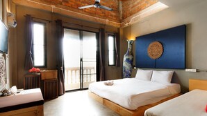 Un dormitorio con una cama grande, cabecera de madera, un objeto decorativo en la pared y una ventana con cortinas.