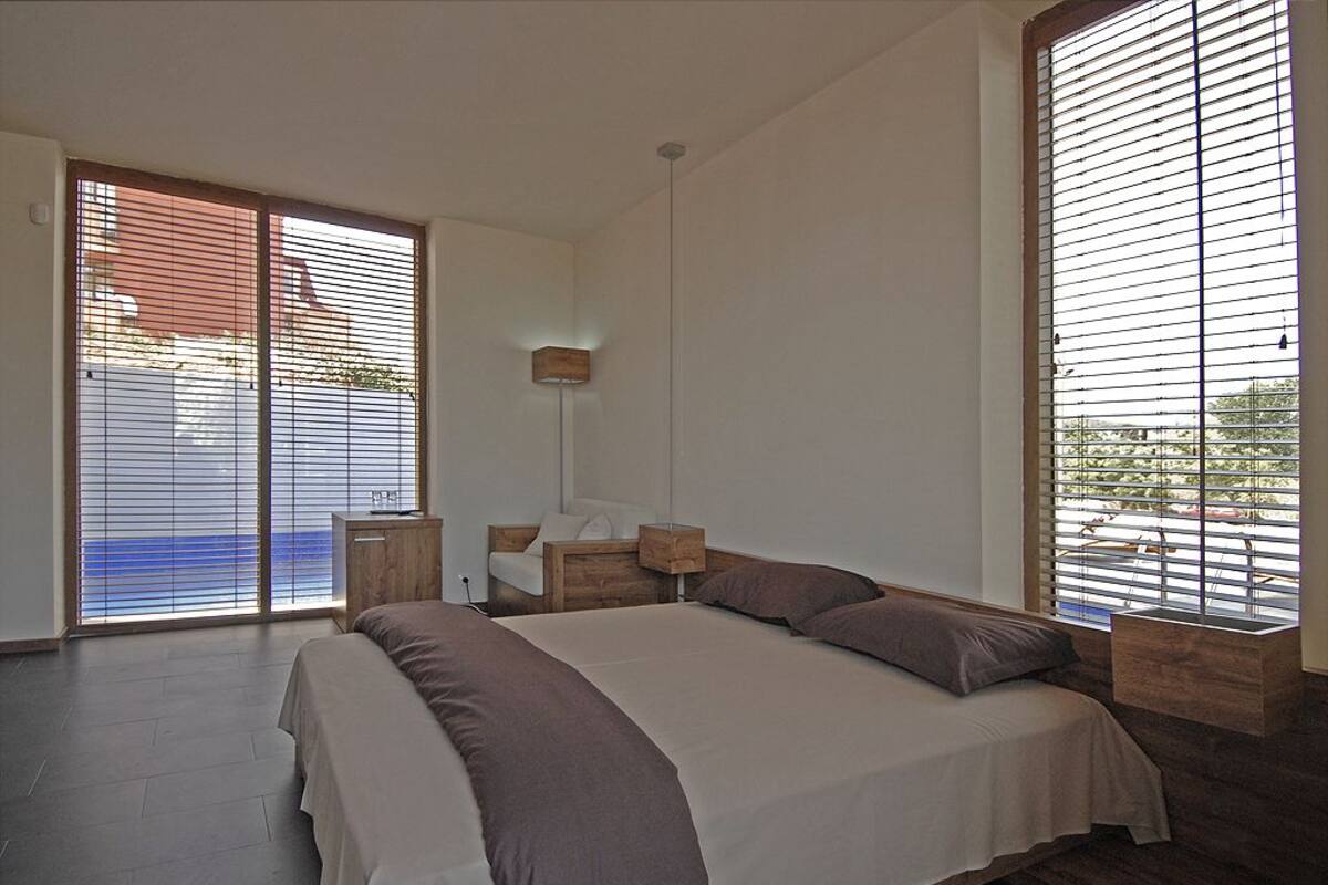 Chambre double, rez-de-chaussée | Coffre-fort, accès au Wi-Fi (inclus), literie fournie