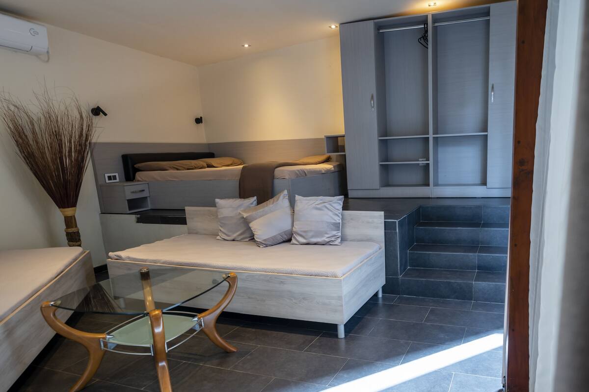 Studio, rez-de-chaussée | Coffre-fort, accès au Wi-Fi (inclus), literie fournie