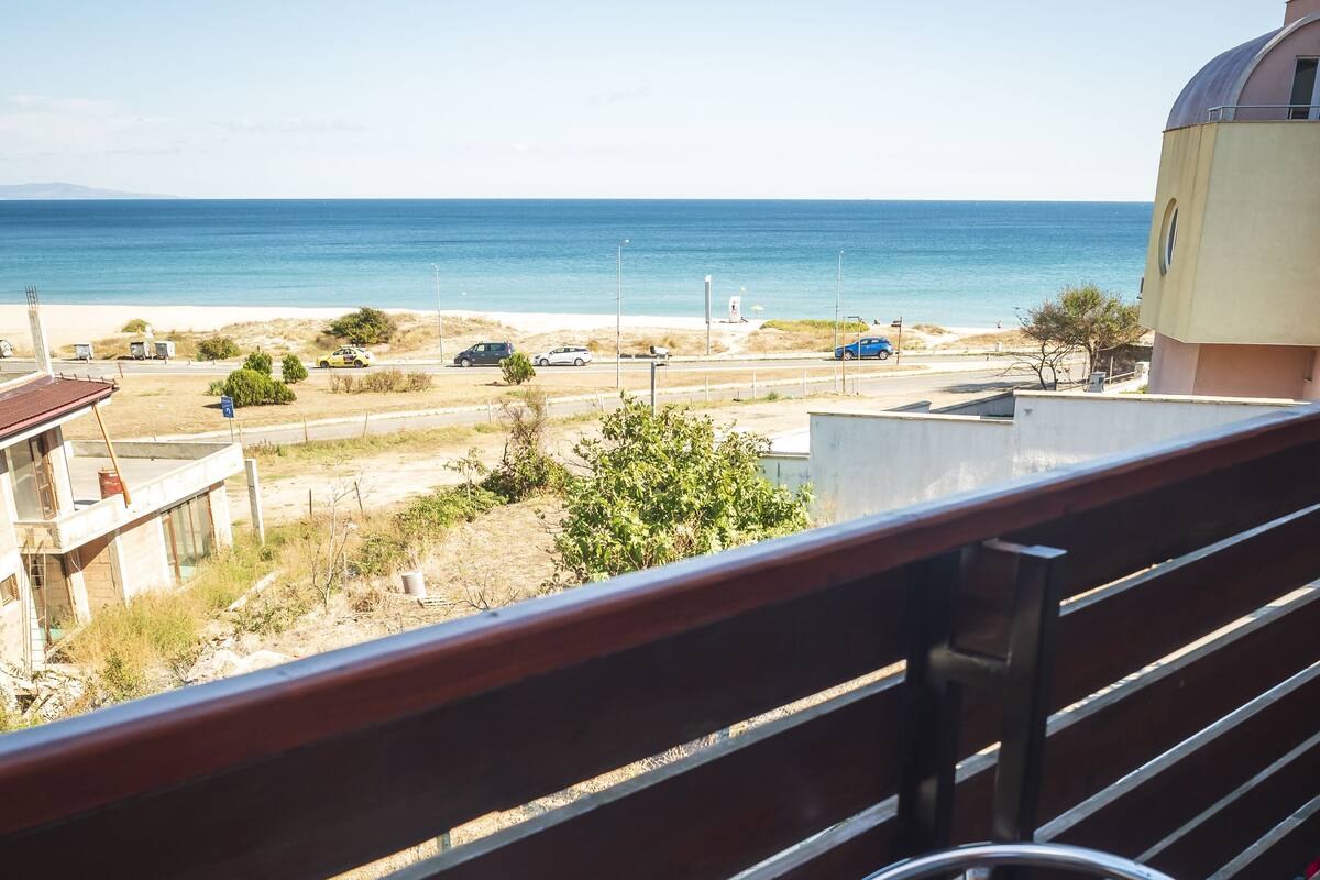 Chambre double, balcon, vue sur la mer | Coffre-fort, accès au Wi-Fi (inclus), literie fournie