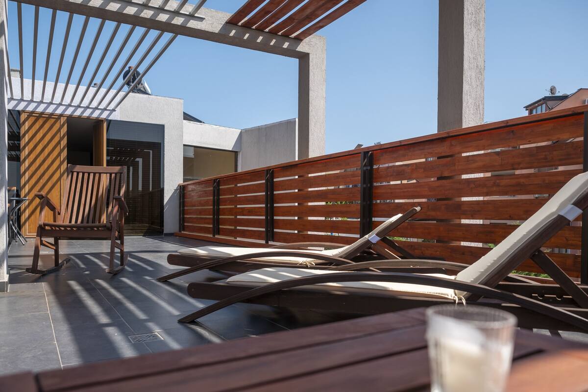 Appartement, terrasse | Coffre-fort, accès au Wi-Fi (inclus), literie fournie